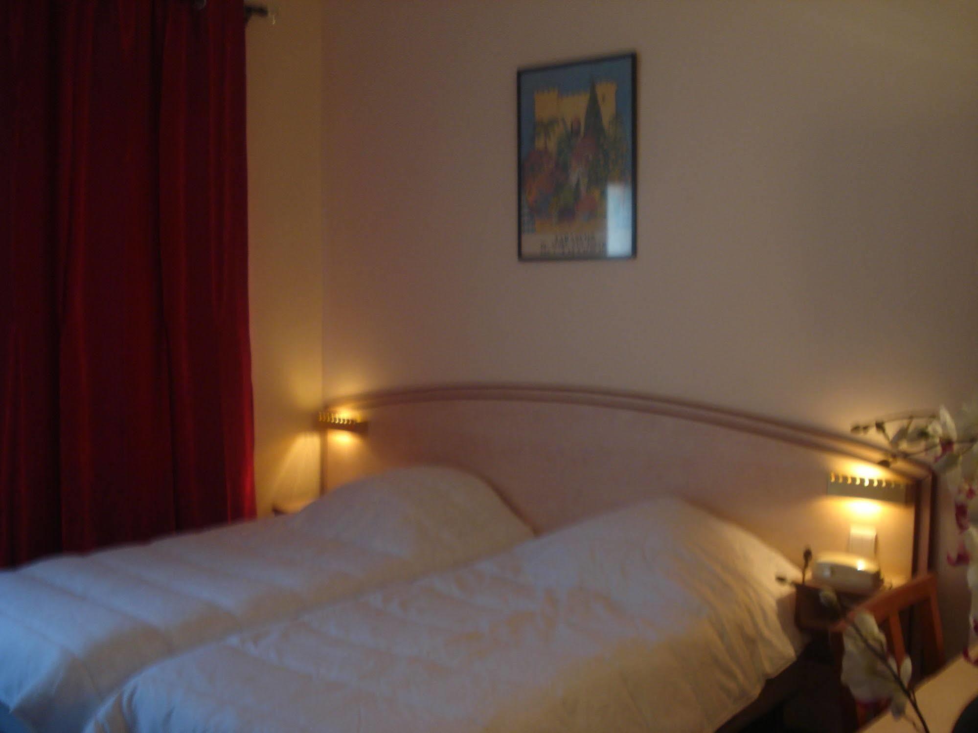 Le Terminus Hotel Tarascon Bagian luar foto