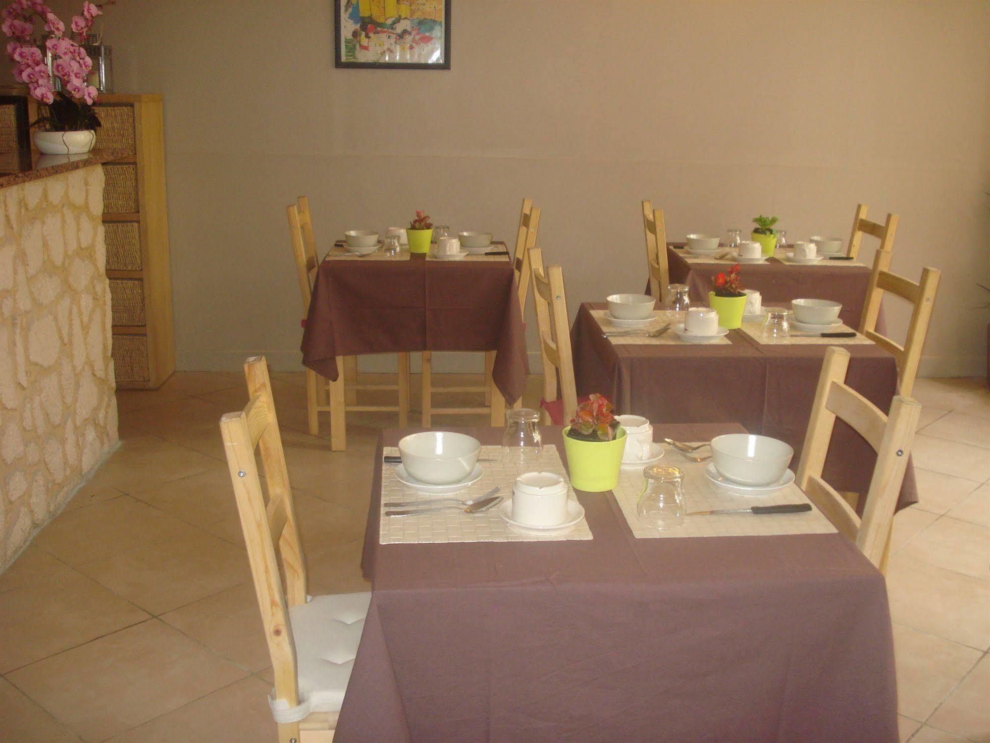 Le Terminus Hotel Tarascon Bagian luar foto